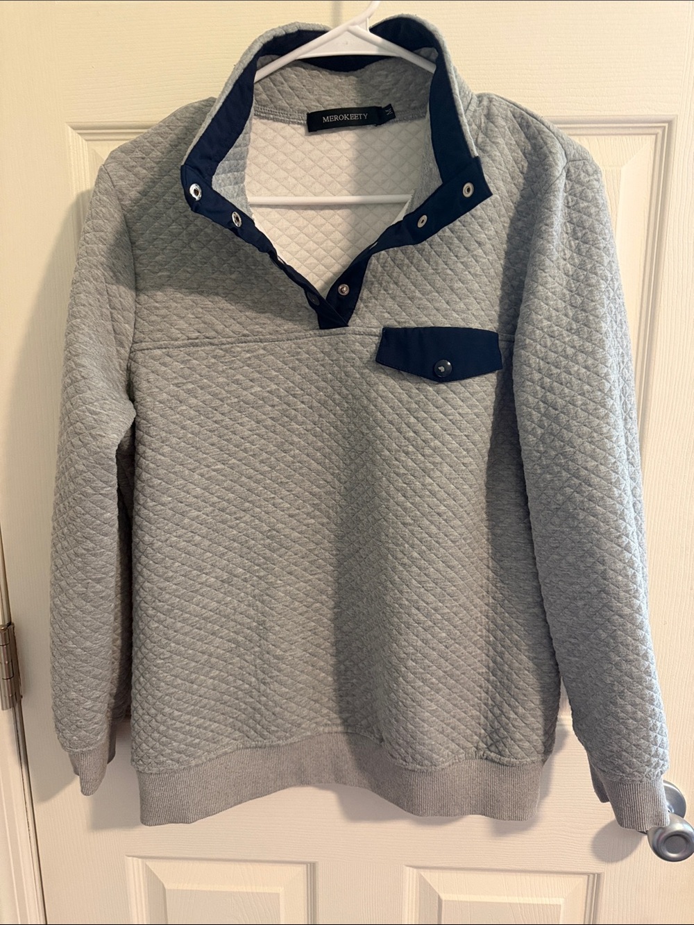 Merokeety Quilted Pullover Sweatshirt - Light Gray with Navy Trim